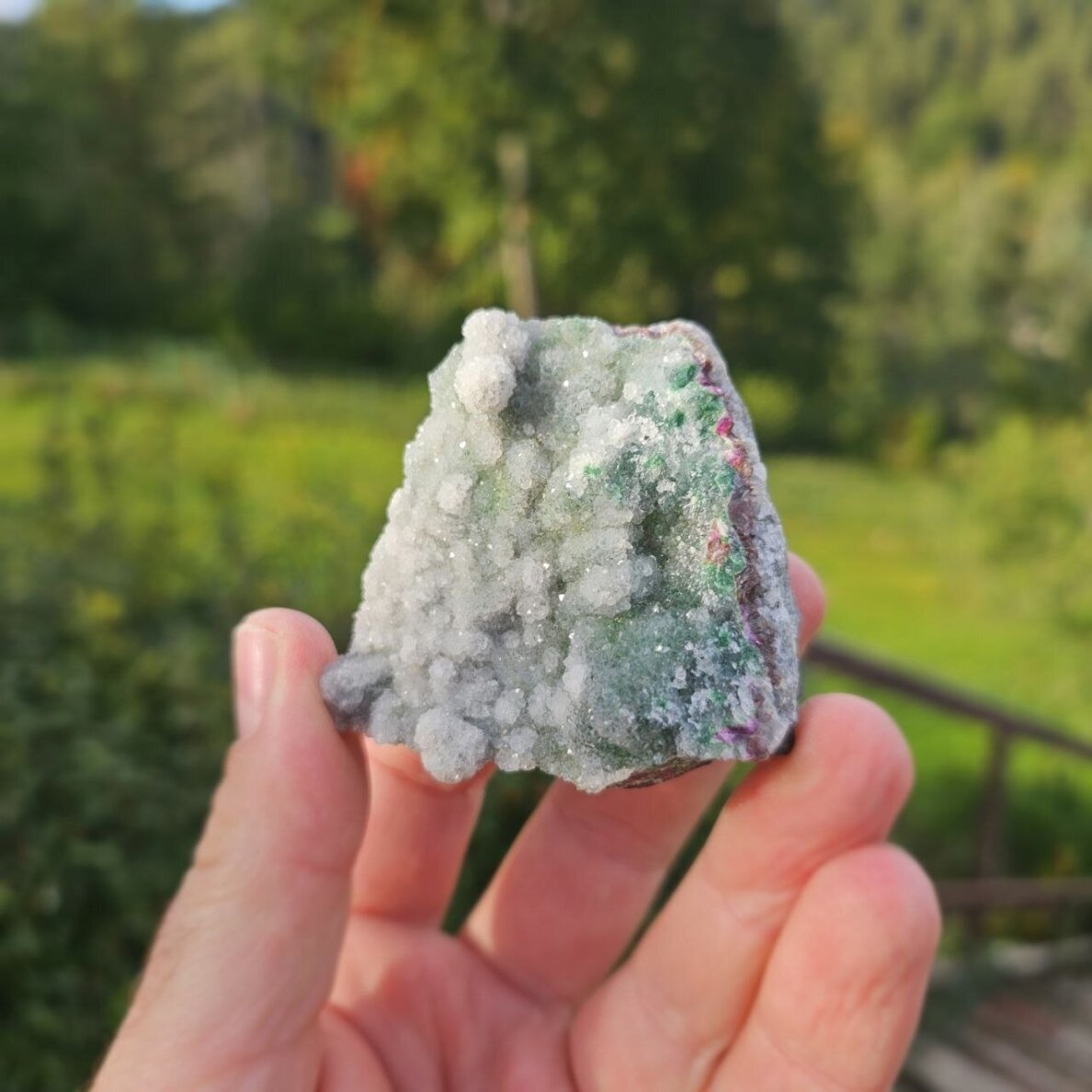 Chalcedono drūzelė su malachitu ir kobalto kalcitu 2