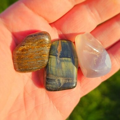 Chalcedonas, bronzitas, sakalo akis