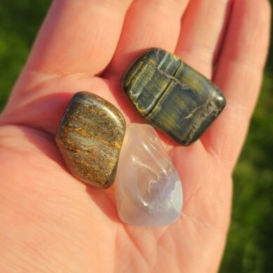 Chalcedonas, bronzitas, sakalo akis 1