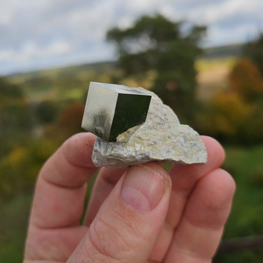 Pirito kūbas uolienoje