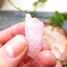 Rožinio kvarco kristalas