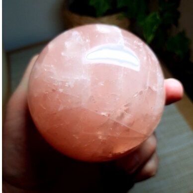 Rožinio kvarco sfera 1023g 1