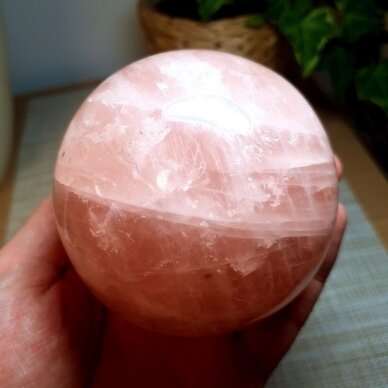 Rožinio kvarco sfera 1119g 2