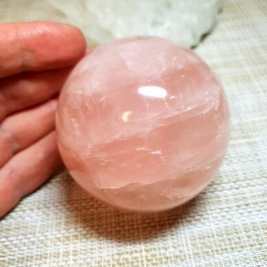 Rožinio kvarco sfera 515g 1