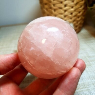 Rožinio kvarco sfera 515g 2