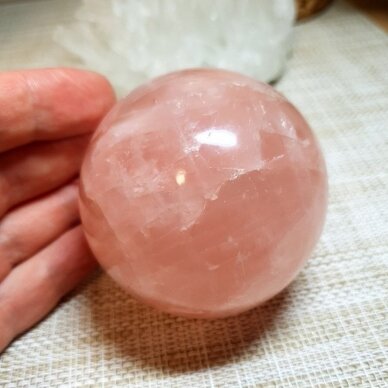Rožinio kvarco sfera 515g