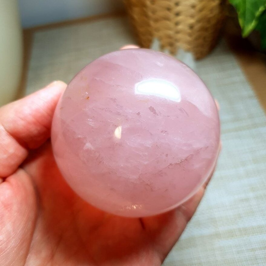 Rožinio kvarco sfera 578g 1