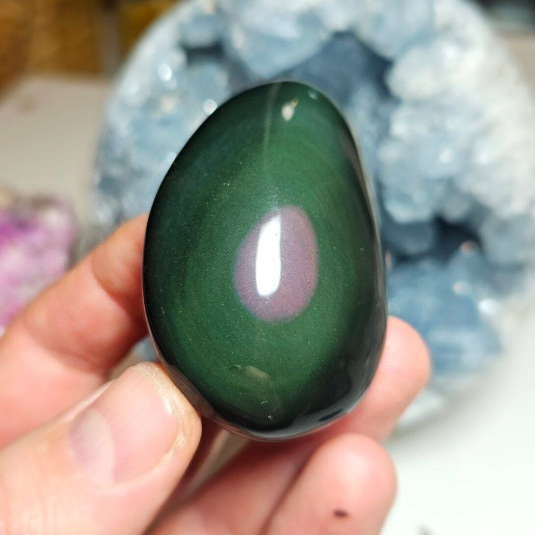Vaivorykštinio obsidiano delninukas