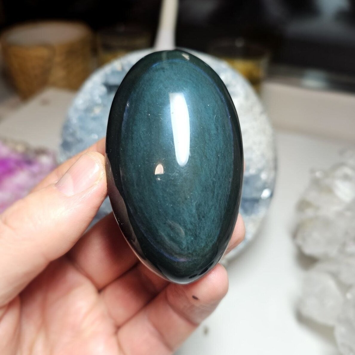 Vaivorykštinio obsidiano delninukas